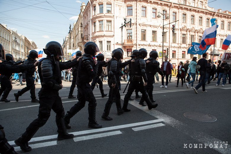 Окружившие митингующих силовики Окружившие митингующих силовики