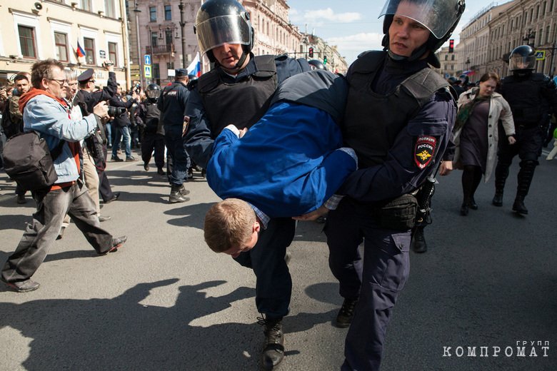 Задержание митингующих Задержание митингующих