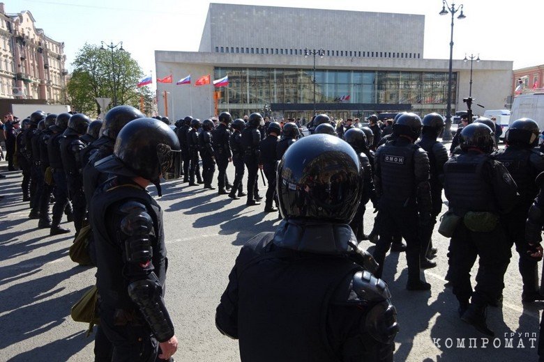 Окружившие митингующих силовики Окружившие митингующих силовики