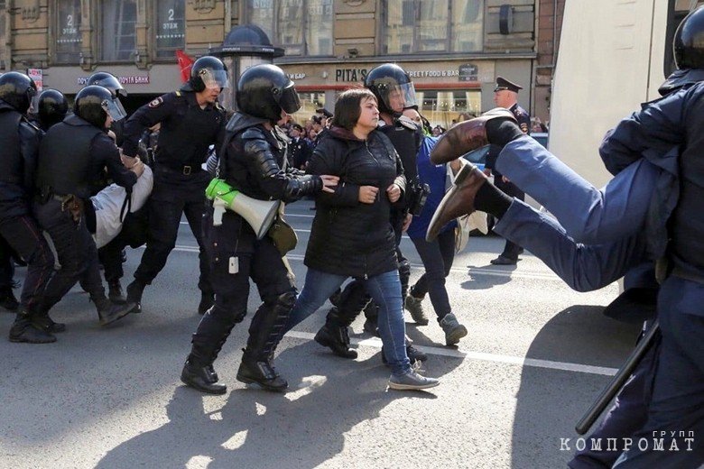 Задержание митингующих Задержание митингующих