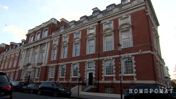 Дом на улице Манреса, 21 в лондонском районе Челси, в котором находится квартира Алиевых за $50 млн