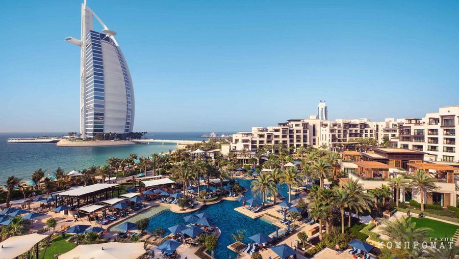 Справа — пятизвёздочный дубайский отель Jumeirah Al Naleem. Широковы бывают здесь из года в год.