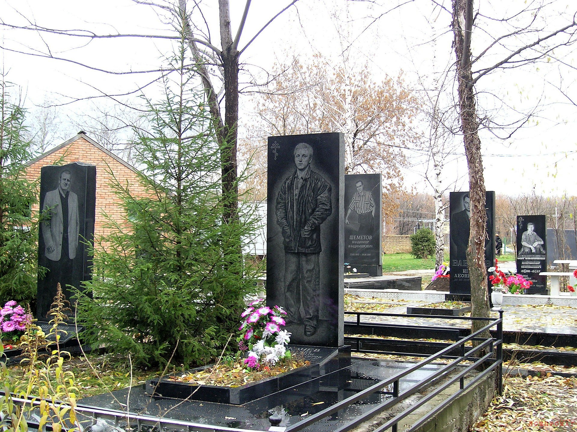 "Аллея героев", где похоронены тольяттинские криминальные авторитеты