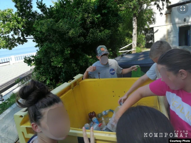Лето 2021. Дети из лагеря "Солнечный" собирают материал для постройки плота в мусорном баке. По словам вожатых, в лагере катастрофически не хватает расходных материалов для мероприятий