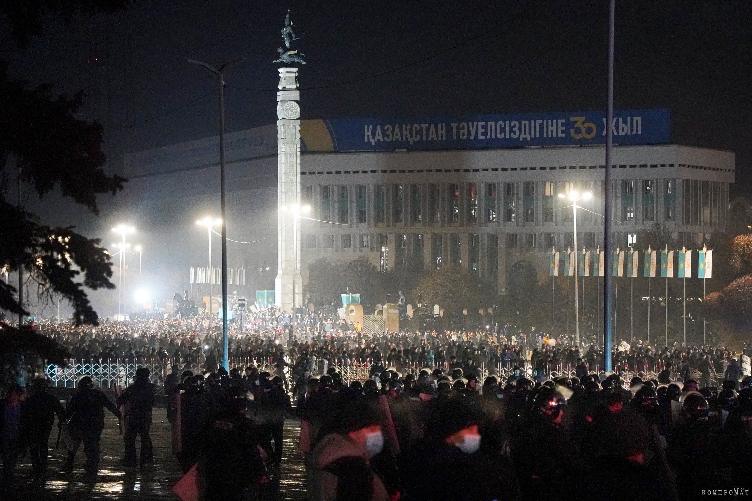 Казахстан. Алма-Ата. Сотрудники полиции и участники акции протеста против повышения цен на сжиженный газ