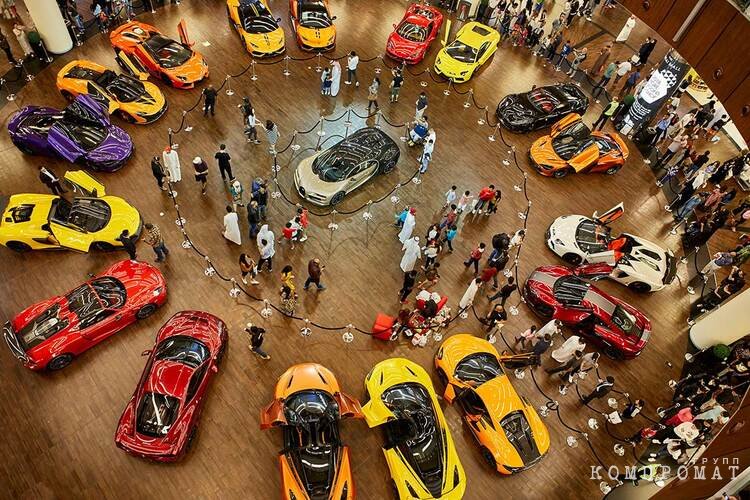 Выставка роскошных автомобилей в Dubai Mall — крупнейшем торговом центре мира