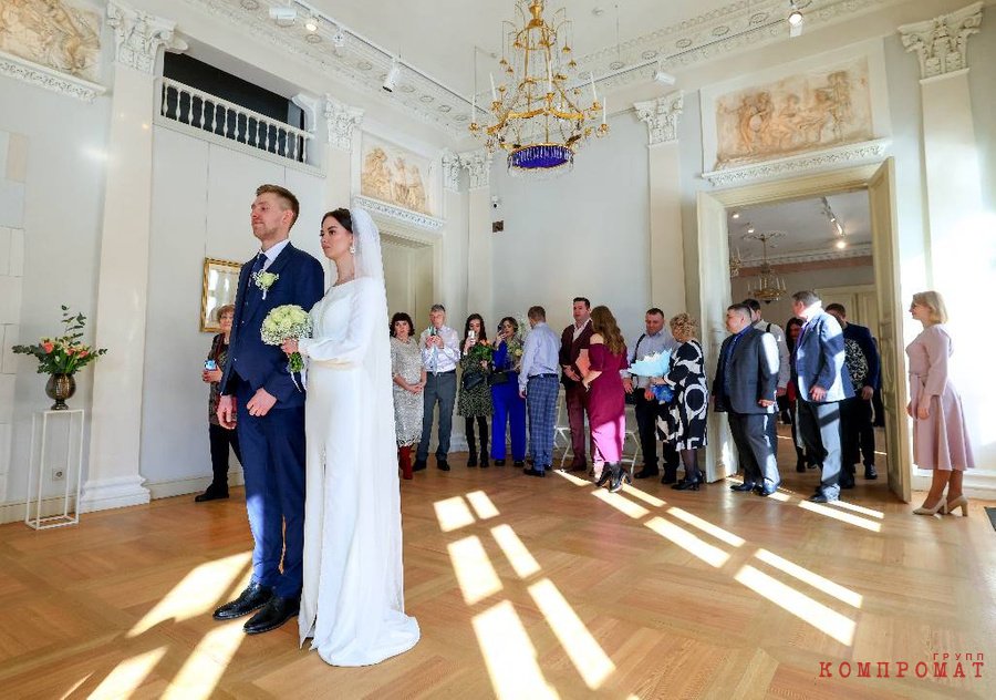 Жених и невеста во время церемонии бракосочетания в зеркальную дату 23 февраля 2023 года в музее-усадьбе Муравьёвых-Апостолов