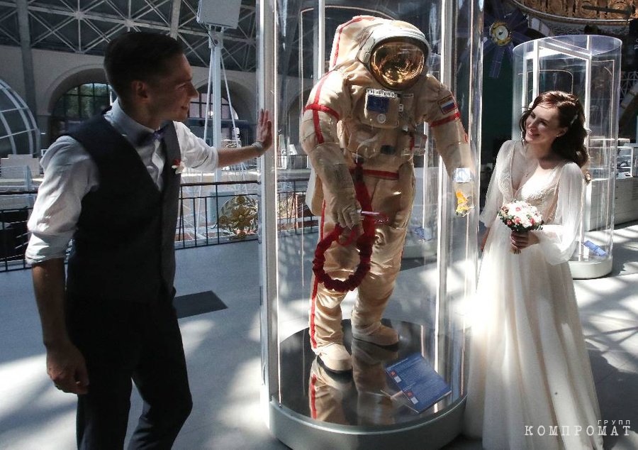 Молодожёны в историческом павильоне "Космос" в центре "Космонавтика и авиация" на ВДНХ после церемонии бракосочетания