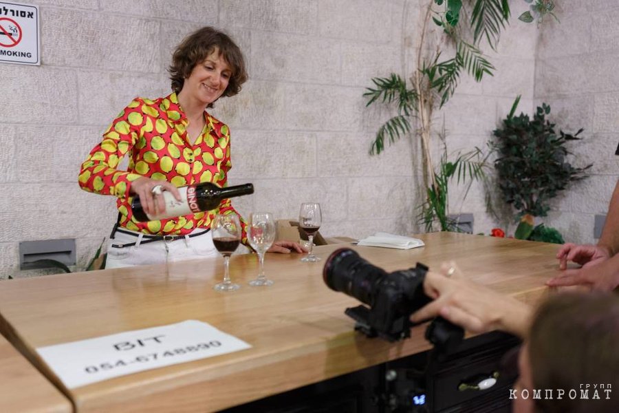 Эйнат Кляйн позирует со своим вином для рекламы