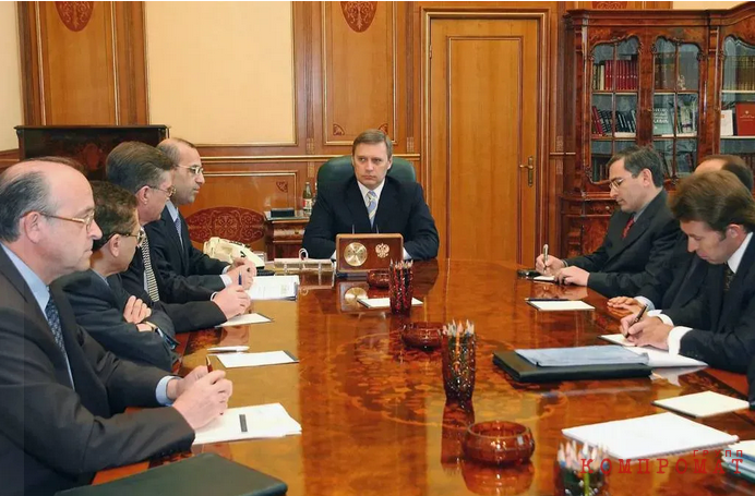 Михаил Касьянов— премьер- министр на встрече с руководителями российских нефтяных компаний в 2002 году